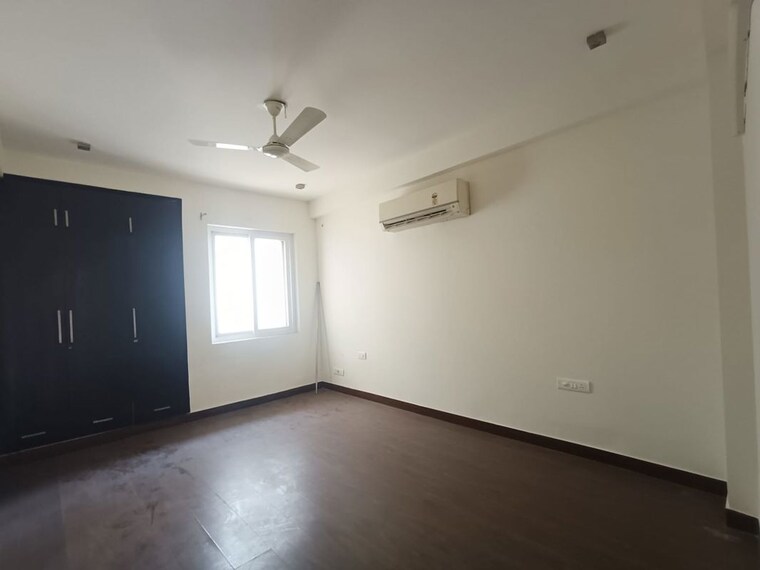 Room, new friends colony 4 Bedroom 500 Sq.Yd. Builder Floor In New Friends Colony Delhi 9994890