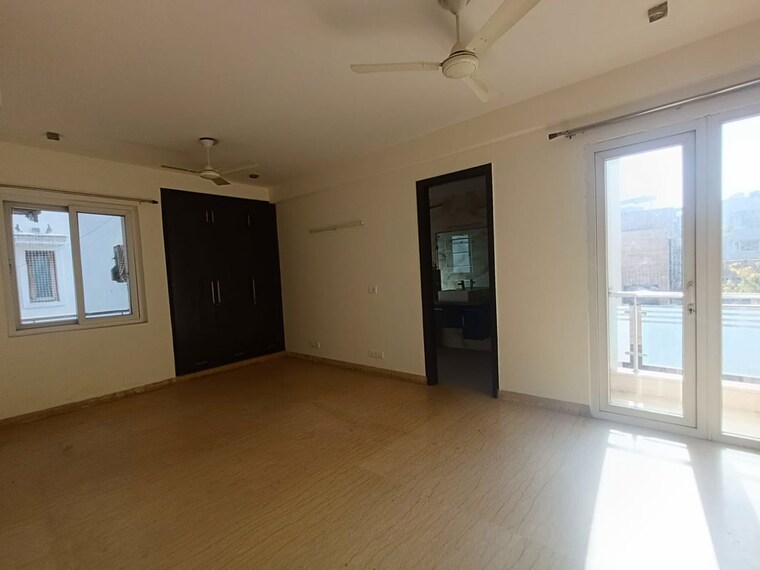 Room, new friends colony 4 Bedroom 500 Sq.Yd. Builder Floor In New Friends Colony Delhi 9994890