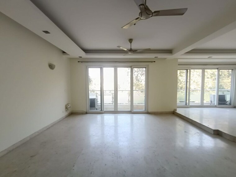 Room, new friends colony 4 Bedroom 500 Sq.Yd. Builder Floor In New Friends Colony Delhi 9994890