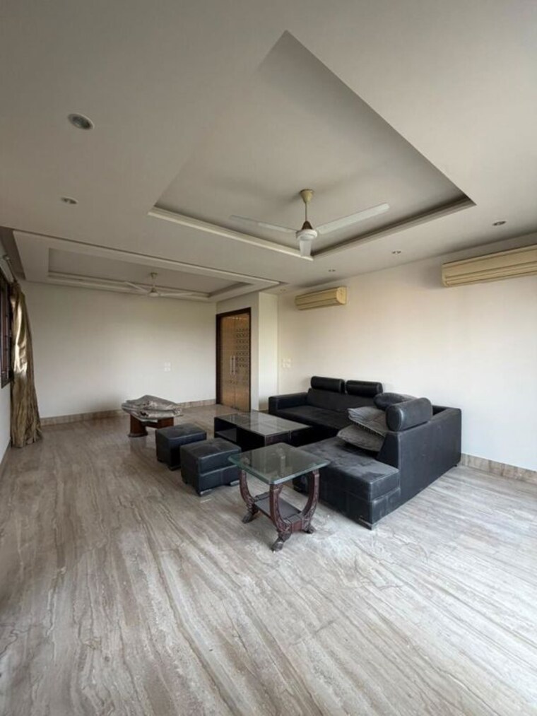 Gym, east of kailash 4 Bedroom 500 Sq.Yd. Builder Floor In East Of Kailash Delhi 9994898