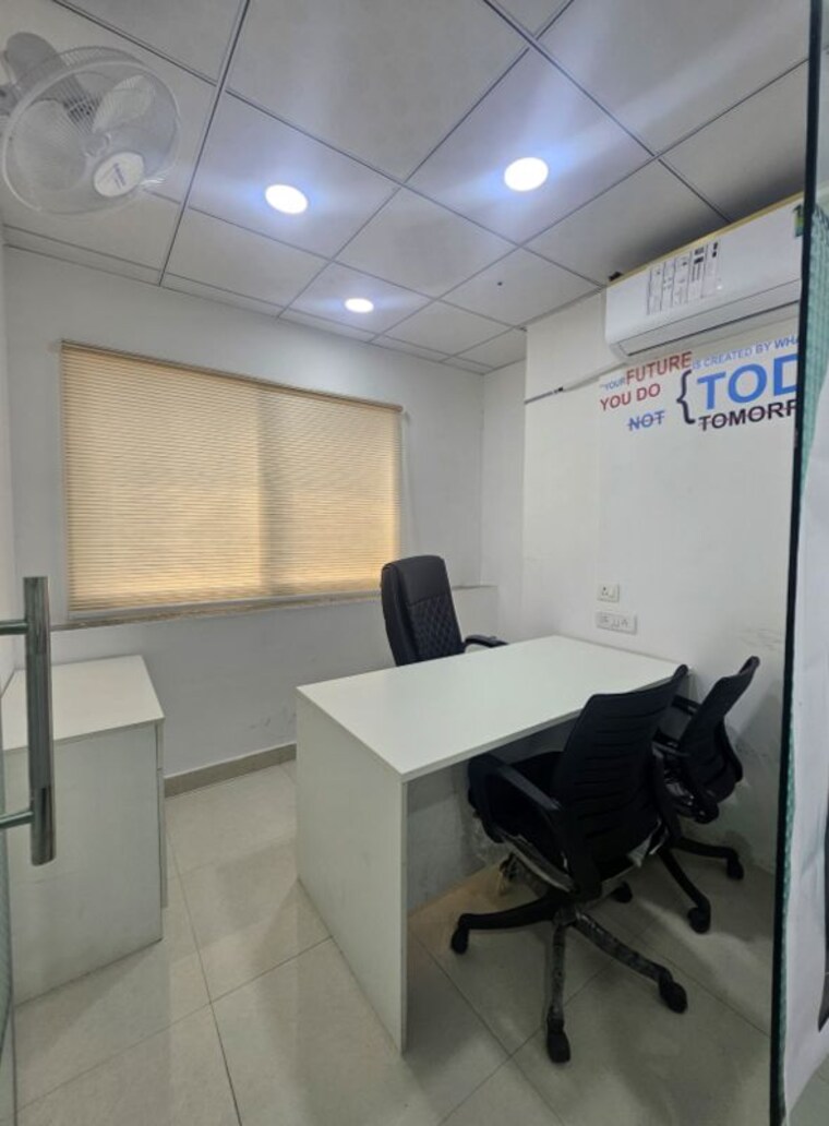 Team Area, sector 63 Commercial Office Space 900 Sq.Ft. In Sector 63 Noida 9972356