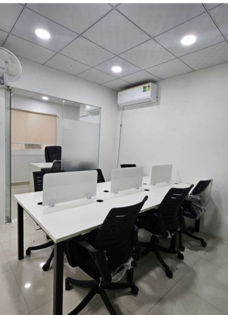 Team Area, sector 63 Commercial Office Space 900 Sq.Ft. In Sector 63 Noida 9972356