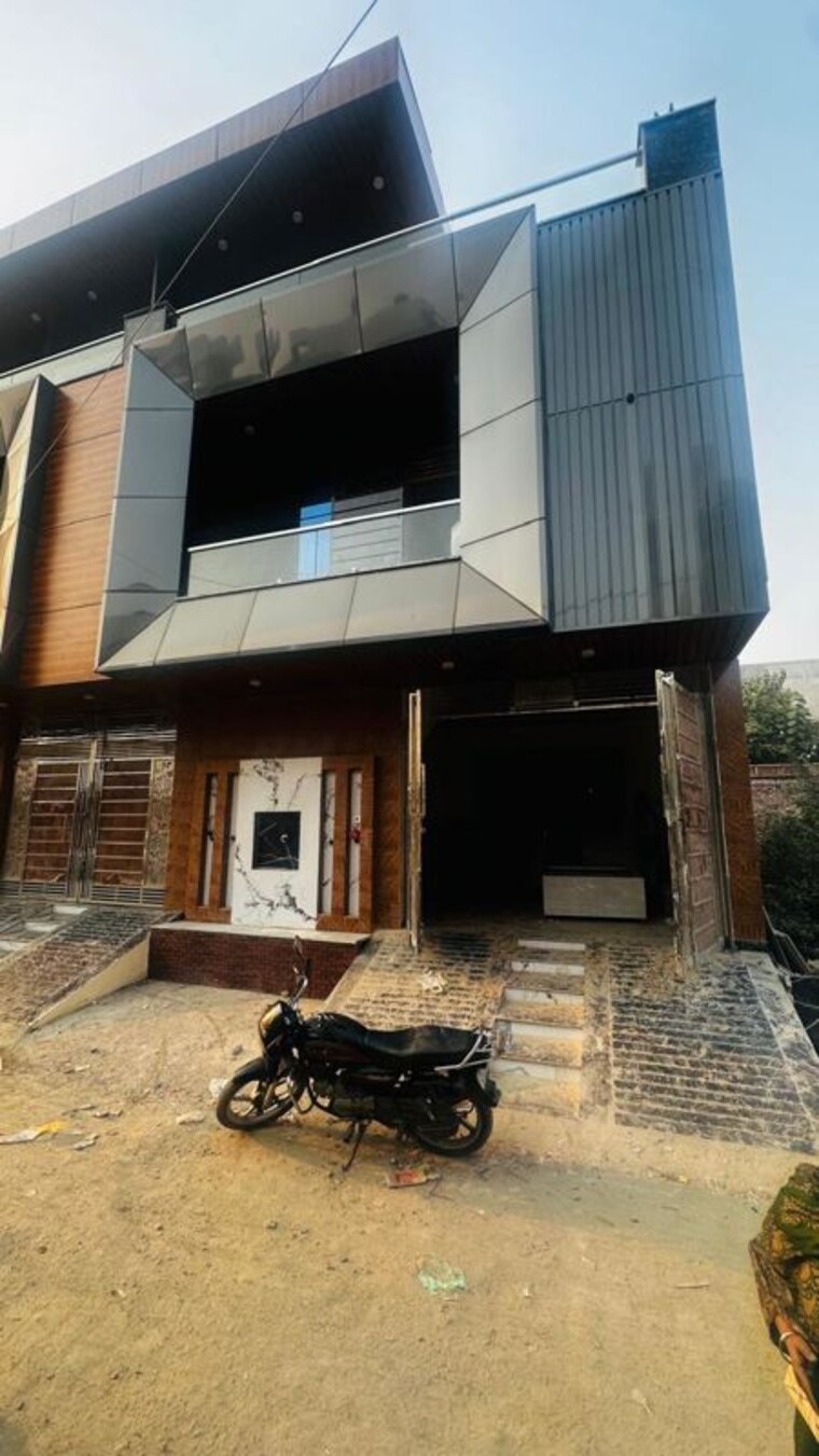 Exterior View, new-friends-colony 3 Bedroom 100 Sq.Yd. Independent House In Sanjay Nagar Ghaziabad 9994911