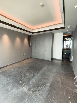 Room in 5 BHK Apartment at Lodha Trump Tower, Worli – for Rent