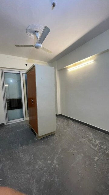 Room in 2 BHK Apartment at La Residentia, Tech Zone 4 Greater Noida – for Rent
