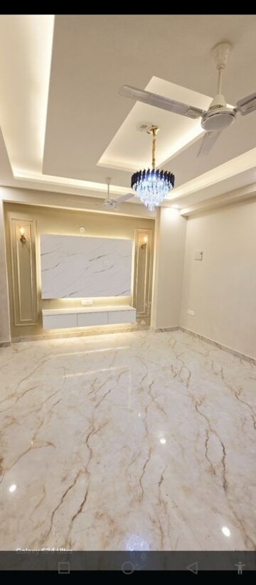 Room in 3 BHK Builder Floor at Sector 72 – for Sale