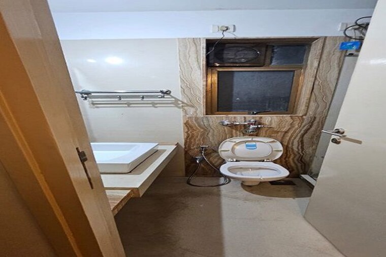 Attached Bathroom, kalpataru-aura 2.5 Bedroom 859 Sq.Ft. Apartment In Ghatkopar West Mumbai 9970890