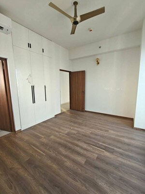 Room in 3 BHK Apartment at Emaar The Palm Drive-The Premier Terraces, Sector 66 – for Rent