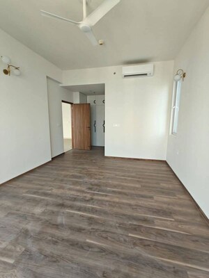 Room in 3 BHK Apartment at Emaar The Palm Drive-The Premier Terraces, Sector 66 – for Rent