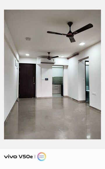 Room in 1.5 BHK Apartment at Lodha Amara, Kolshet Road – for Rent