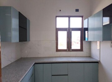 Room in 3 BHK Apartment at Hazratganj – for Rent