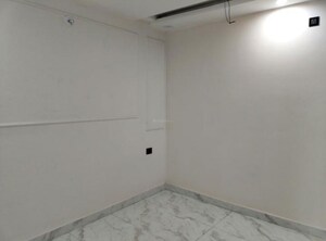 Room in 3 BHK Apartment at Hazratganj – for Rent