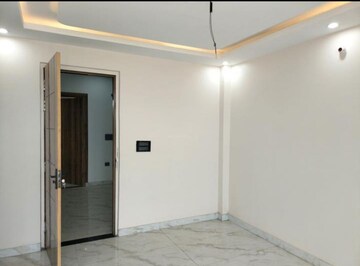 Room in 3 BHK Apartment at Hazratganj – for Rent