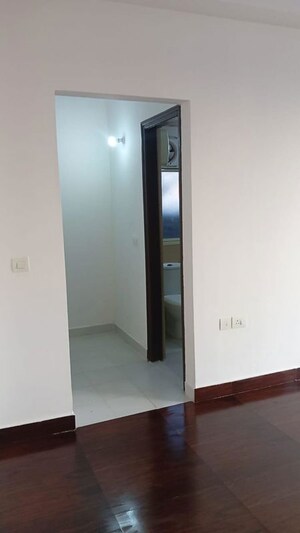 Room in 3.5 BHK Apartment at Amrapali Sapphire, Sector 45 – for Rent