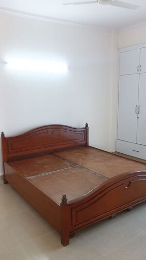 Room in 3.5 BHK Apartment at Amrapali Sapphire, Sector 45 – for Rent