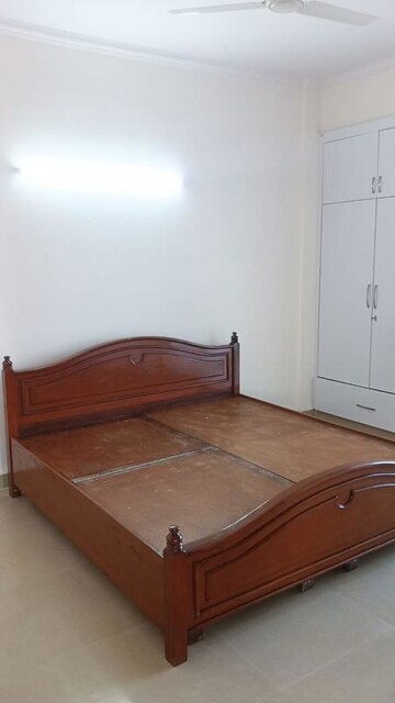 Room in 3.5 BHK Apartment at Amrapali Sapphire, Sector 45 – for Rent