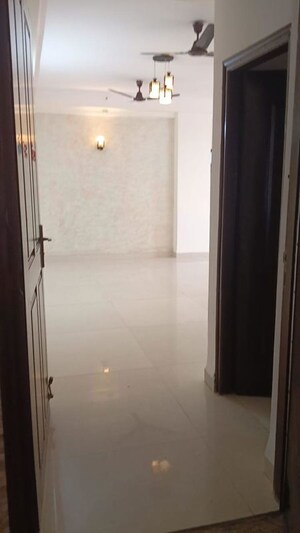 Building Lobby in 3.5 BHK Apartment at Amrapali Sapphire, Sector 45 – for Rent