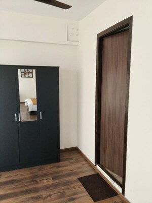 Room in 4 BHK Apartment at Raj Grandeur, Powai – for Rent