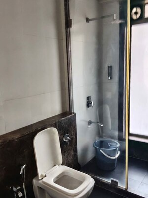 Furnished Amenities in 4 BHK Apartment at Raj Grandeur, Powai – for Rent