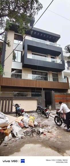 6+ BHK + Servant Room Independent House For Sale in RWA Apartments Sector 41