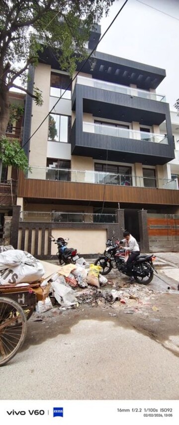 6+ BHK Independent House – Exterior View View at RWA Apartments Sector 41, Sector 41 - for Sale