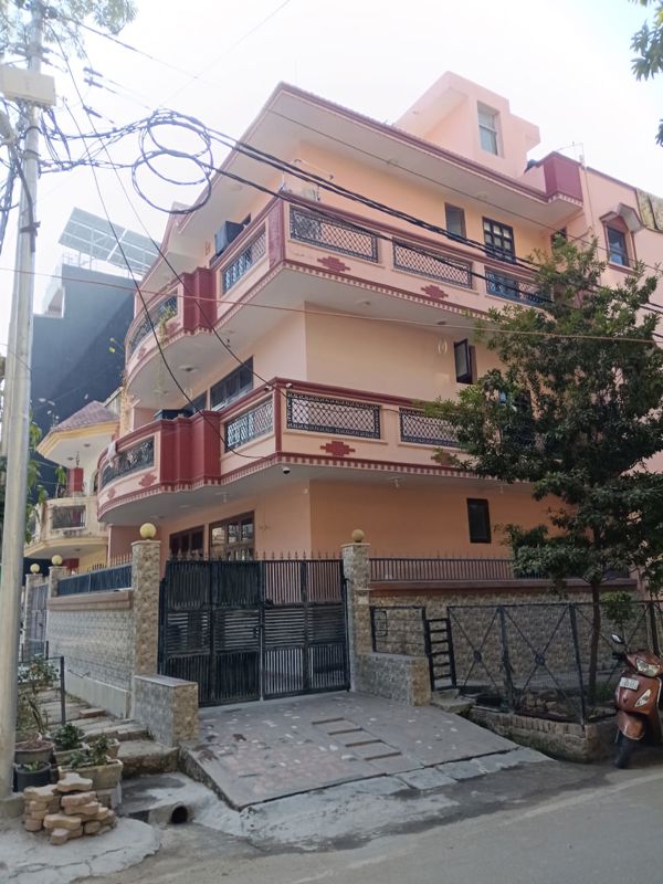 6+ BHK + Servant Room Independent House For Sale in RWA Apartments Sector 50