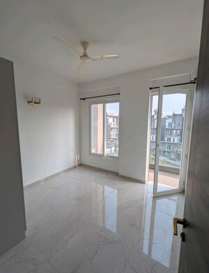 Room in 3 BHK Apartment at Smart World Orchard, Sector 61 – for Rent