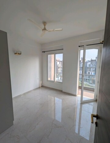 Room in 3 BHK Apartment at Smart World Orchard, Sector 61 – for Rent