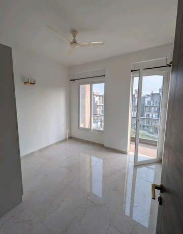 Room in 3 BHK Apartment at Smart World Orchard, Sector 61 – for Rent