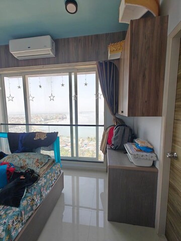 Room in 2 BHK Apartment at Raheja Atlantis, Lower Parel – for Rent