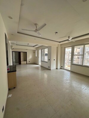 Room in 3.5 BHK Apartment at Sector 52 – for Rent