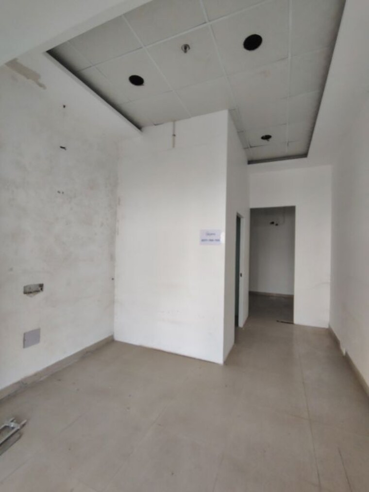 Room, omaxe-world-street Commercial Office Space 500 Sq.Ft. In Sector 79 Faridabad 9995795