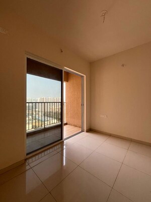 Room in 3 BHK Apartment at Godrej Green Vistas, Mahalunge – for Rent