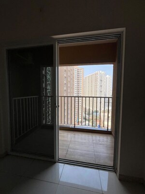 Room in 3 BHK Apartment at Godrej Green Vistas, Mahalunge – for Rent