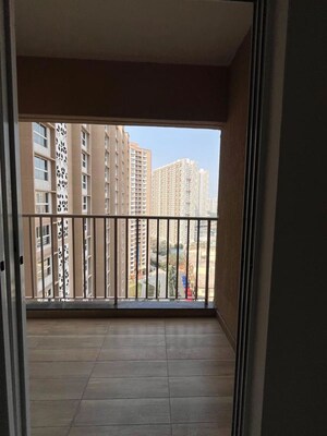 Room in 3 BHK Apartment at Godrej Green Vistas, Mahalunge – for Rent