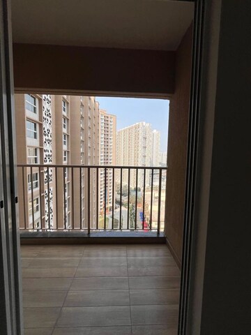 Room in 3 BHK Apartment at Godrej Green Vistas, Mahalunge – for Rent