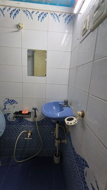 Master Bedroom in 3 BHK Apartment at Prabhadevi CHS, Prabhadevi – for Rent