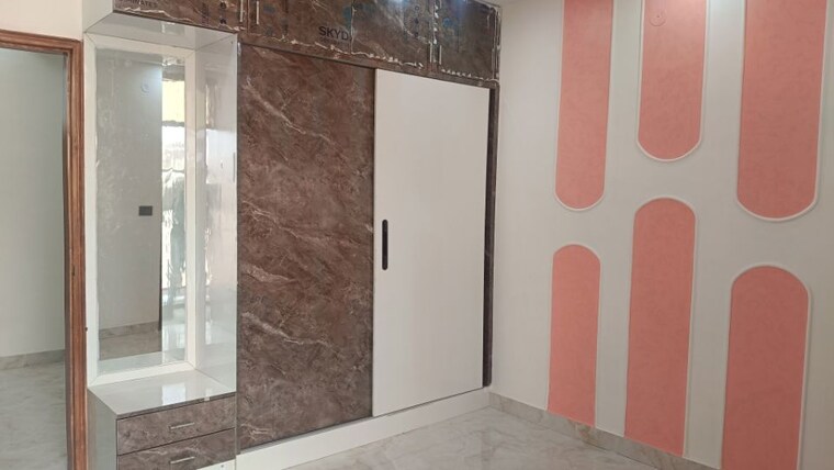 Room, sector 73 2 Bedroom 1100 Sq.Ft. Builder Floor In Sector 73 Noida 9996043