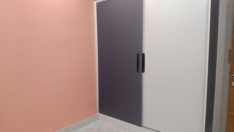 Room, sector 73 2 Bedroom 1100 Sq.Ft. Builder Floor In Sector 73 Noida 9996043