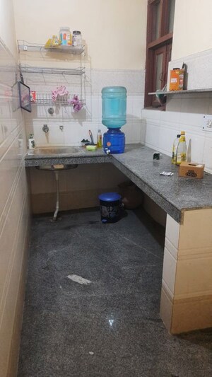 Kitchen in 1.5 BHK Builder Floor at Mayur Vihar Phase 1 Extension – for Rent