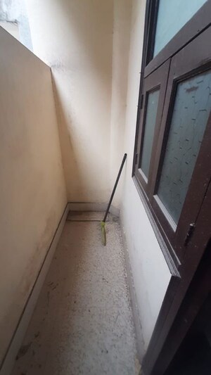 Building Lobby in 1.5 BHK Builder Floor at Mayur Vihar Phase 1 Extension – for Rent