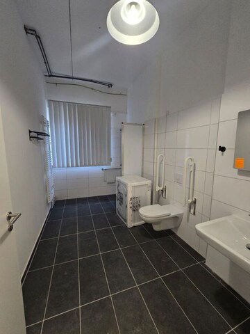 Bathroom in 2 BHK Apartment at Om Tower, Dlf City Phase 3 – for Rent