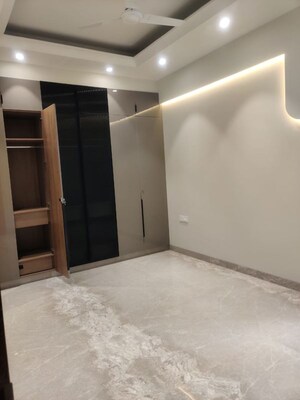Room in 3 BHK Builder Floor at Hauz Khas – for Rent