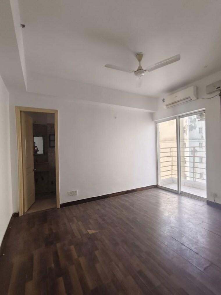 Room, paras-tierea 3.5 Bedroom 1565 Sq.Ft. Apartment In Sector 137 Noida 9996171