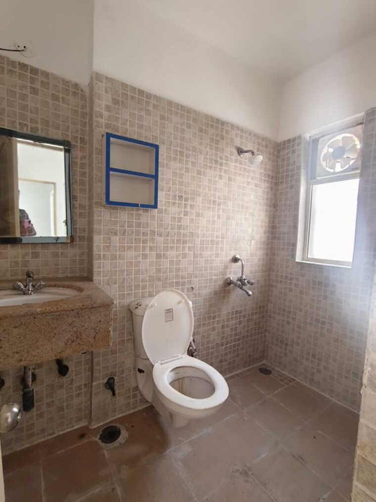 Bathroom, paras-tierea 3.5 Bedroom 1565 Sq.Ft. Apartment In Sector 137 Noida 9996171
