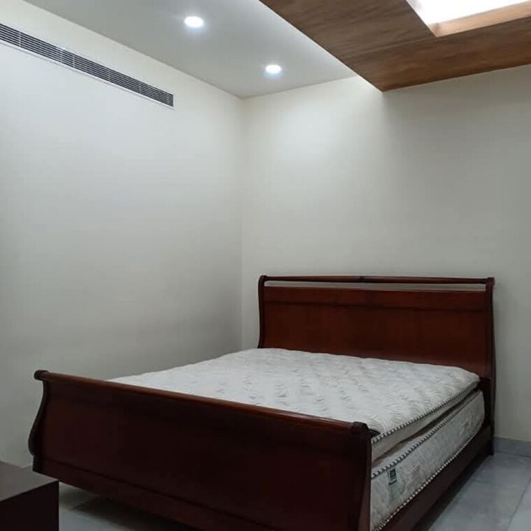 Bedroom, defence colony 3.5 Bedroom 3500 Sq.Ft. Builder Floor In Defence Colony Delhi 9995008