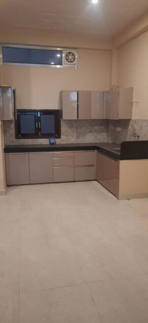 Kitchen in 2.5 BHK Builder Floor at Gomti Nagar – for Rent