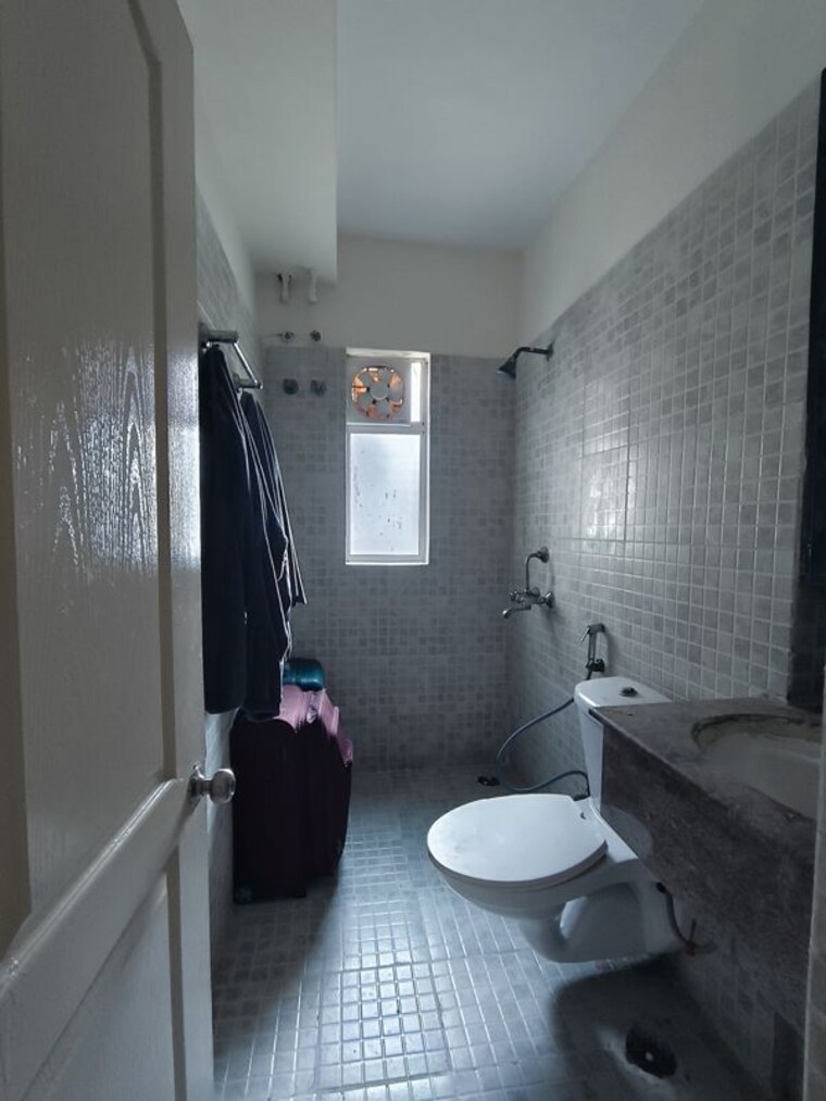 Bathroom, paras-tierea 2 Bedroom 925 Sq.Ft. Apartment In Sector 137 Noida 9996272