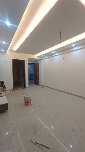 Room in 3 BHK Apartment at Allure Homes, Sector 14 – for Rent