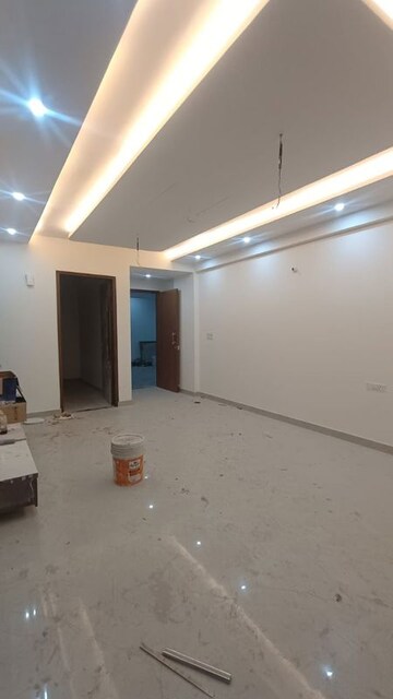 Room in 3 BHK Apartment at Allure Homes, Sector 14 – for Rent